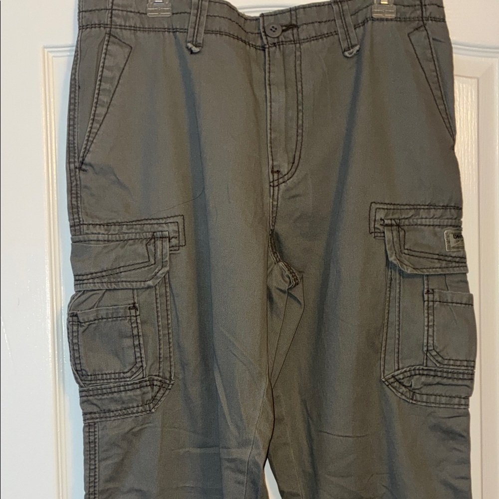 UNIONBAY Men's Green/gray cargo pants. Great condition. Non smoker home.